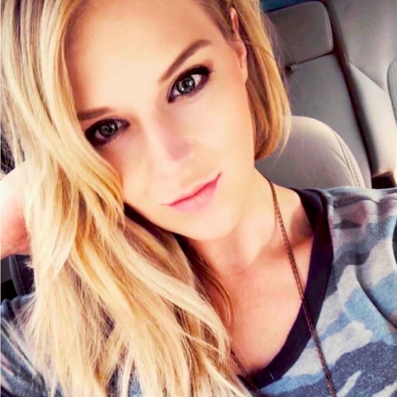 MEET YOUR POSHER- SARA 🌻 - Picture 1 of 1